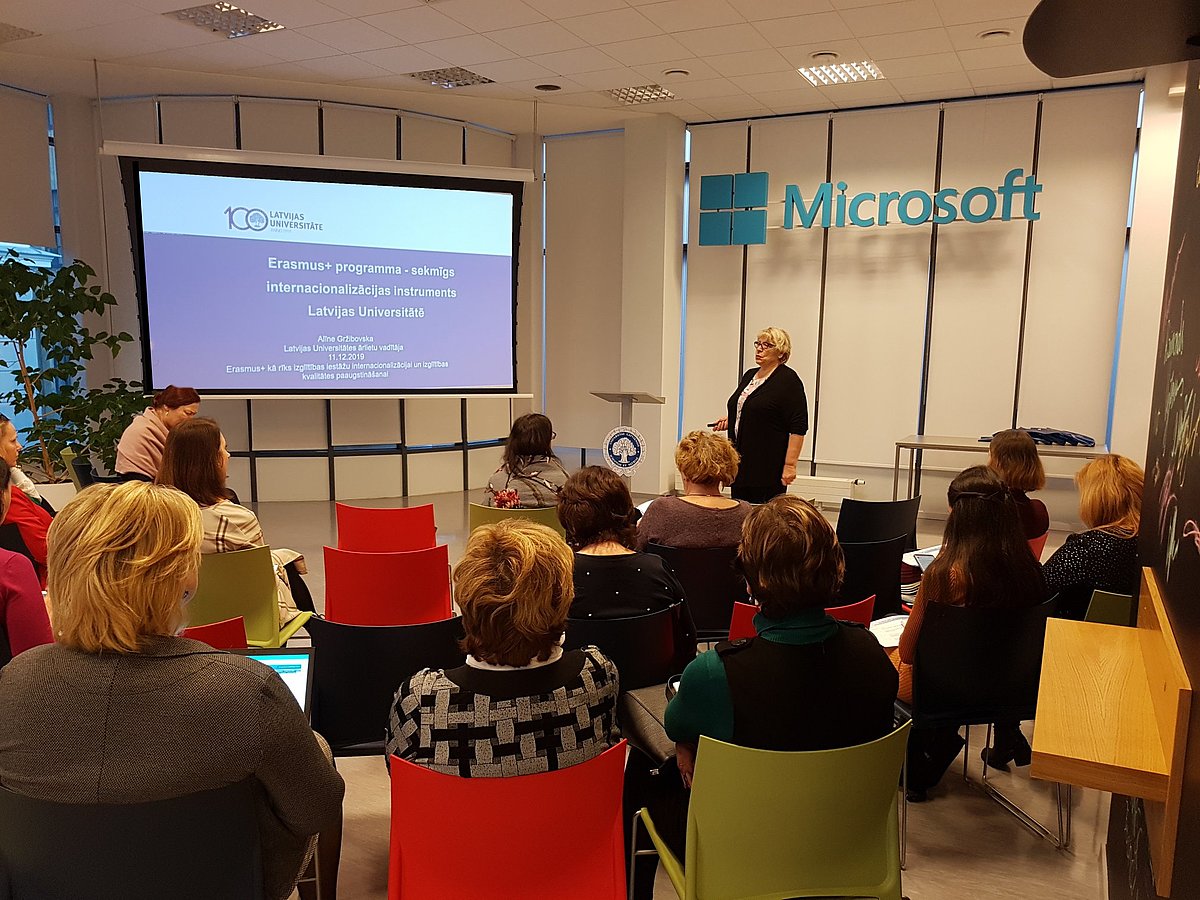 Par “Erasmus+” kā par rīku izglītības iestāžu internacionalizācijai un izglītības kvalitātes paaugstināšanai stāsta Latvijas Universitātes ārlietu vadītāja Alīne Gržibovska. Foto: Indra Trofimoviča.