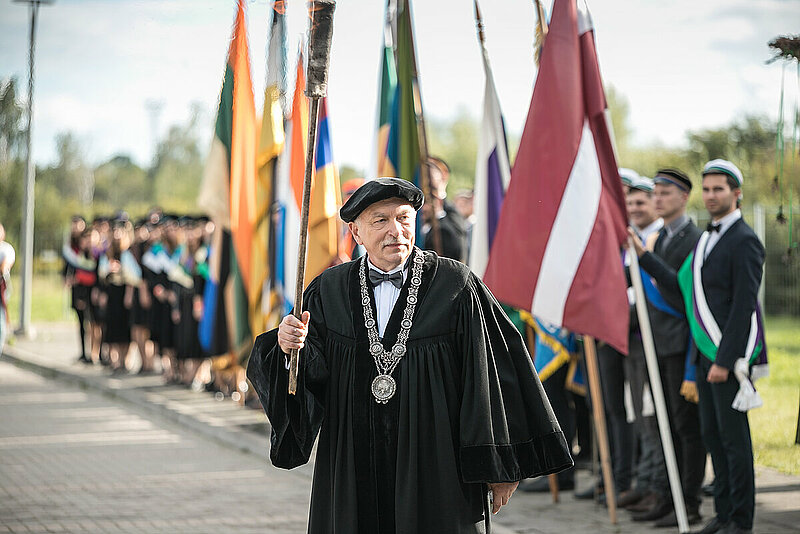 Universitātes vārds nes universālā kodu, universu, visumu. Saruna ar rektoru Indriķi Muižnieku