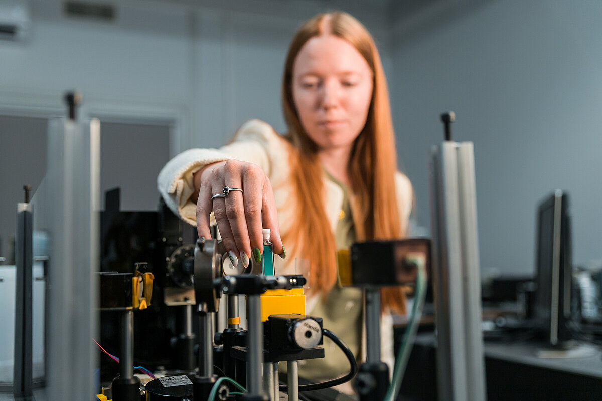Latvijas Universitātes (LU) doktorante, LU Cietvielu fizikas institūta (CFI) zinātniskā asistente Anete Sapne CFI laboratorijā. © Toms Grīnbergs, Latvijas Universitāte, 2025.