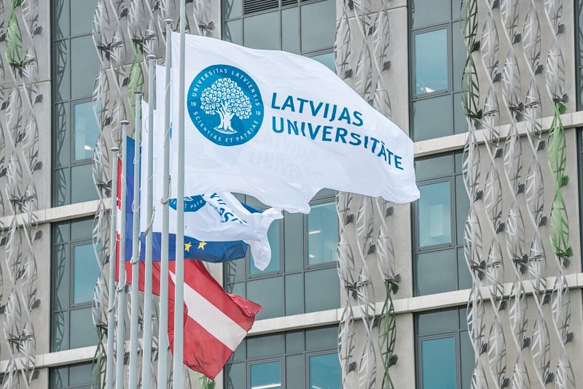 Karogi pie Latvijas Universitātes Akadēmiskā centra Dabas mājas. © Foto: Toms Grīnbergs, Latvijas Universitātes Komunikācijas un inovāciju departaments